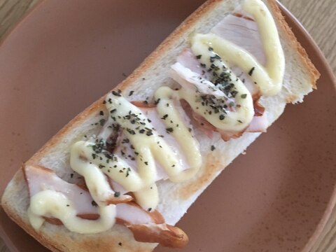 スモークチキンのオープンサンド